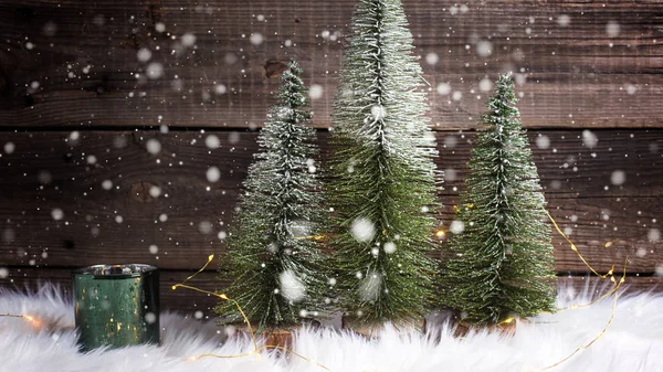 Vacanze Invernali Con Abeti Decorativi Sfondo Legno — Foto Stock