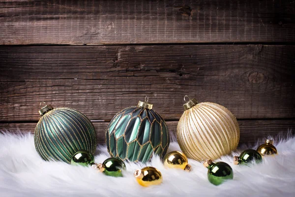 Arranjado Bolas Decorativas Natal Verde Dourado Conceito Férias Inverno — Fotografia de Stock