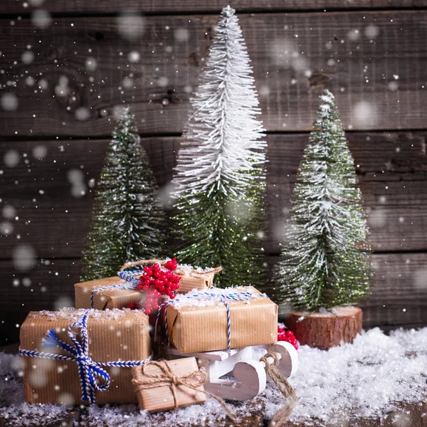 Vista Cerca Los Regalos Envueltos Decoraciones Navidad Torno Fondo Oscuro — Foto de Stock