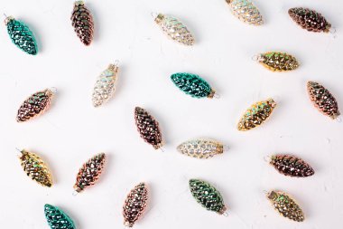 beyaz zemin üzerinde düzenlenmiş Noel ve yeni yıl süslemeleri ile düz lay