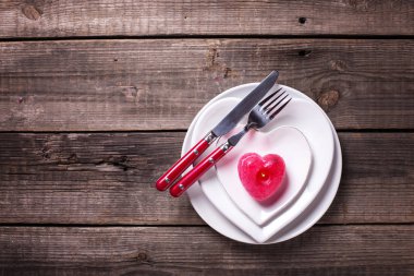 Tablo ayarı beyaz yemek takımı ve çatal bıçak takımı ile üstten görünüm ahşap masa üzerinde