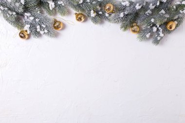 uygun ağaç dalları ve beyaz arka plan üzerinde Noel süsleri üstten görünüm