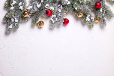 uygun ağaç dalları ve beyaz arka plan üzerinde Noel süsleri üstten görünüm