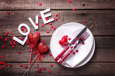 St ile Sevgililer günü tablo ile plakalar ayarlama yat, çatal bıçak takımı, dekoratif kalp, kelime üzerinde ahşap masa üstü seviyorum
