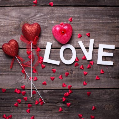 St Sevgililer günü beyaz sevgi ahşap masa üzerinde yazı ile ayarla