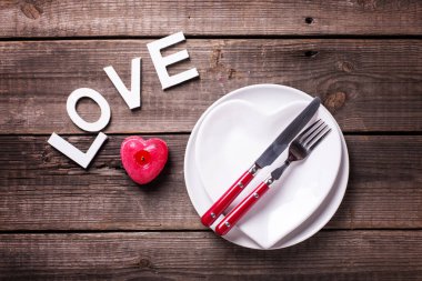 St Sevgililer günü beyaz sevgi ahşap masa üzerinde yazı ile ayarla