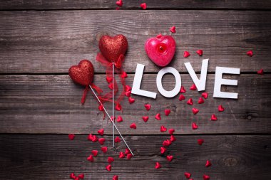 St Sevgililer günü beyaz sevgi ahşap masa üzerinde yazı ile ayarla