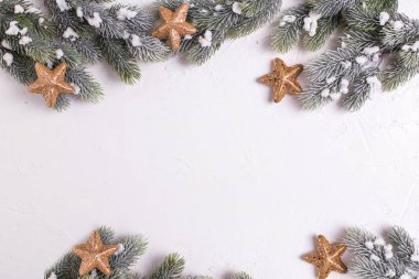 uygun ağaç dalları ve beyaz arka plan üzerinde Noel süsleri üstten görünüm