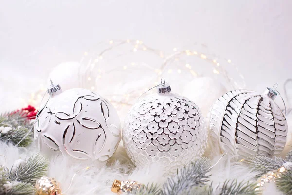 Navidad Año Nuevo Conjunto Con Bolas Blancas Decorativas —  Fotos de Stock