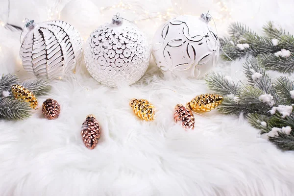 Natal Ano Novo Conjunto Com Bolas Brancas Decorativas — Fotografia de Stock