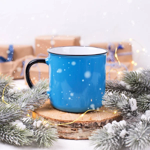 Vista Cerca Taza Azul Con Decoraciones Invierno Sobre Fondo Blanco — Foto de Stock