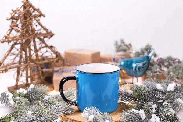 Vista Vicino Della Tazza Blu Con Decorazioni Invernali Sfondo Bianco — Foto Stock