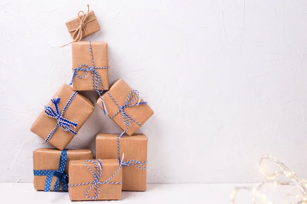 Nahaufnahme Von Stapel Von Verpackten Weihnachtsgeschenken Auf Weißem Wandhintergrund — Stockfoto