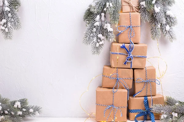 Vue Rapprochée Pile Cadeaux Noël Enveloppés Sur Fond Blanc — Photo