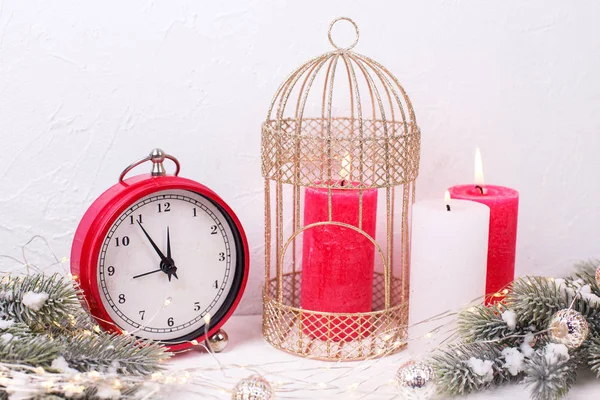 关闭在白色背景周围的红色时钟和圣诞节装饰的看法 — 图库照片