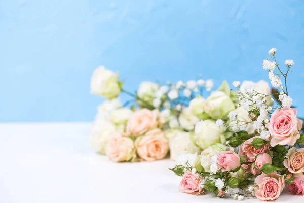 Vista Vicino Fiori Gypsophila Bianchi Rose Sfondo Blu Bianco — Foto Stock
