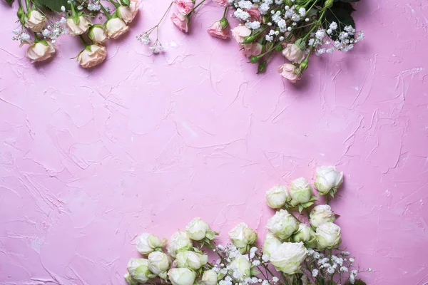 Ovanifrån Vit Gypsophila Blommor Och Rosor Rosa Bakgrund — Stockfoto