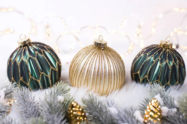 Dispuestas Bolas Decorativas Navidad Verdes Doradas Concepto Vacaciones Invierno —  Fotos de Stock