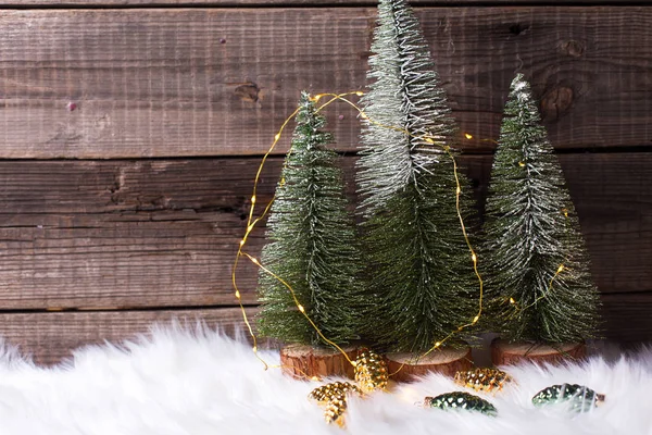 Vacanze Invernali Con Abeti Decorativi Sfondo Legno — Foto Stock