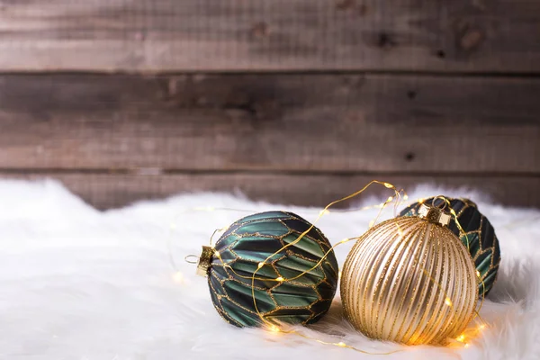 Arranjado Bolas Decorativas Natal Verde Dourado Conceito Férias Inverno — Fotografia de Stock