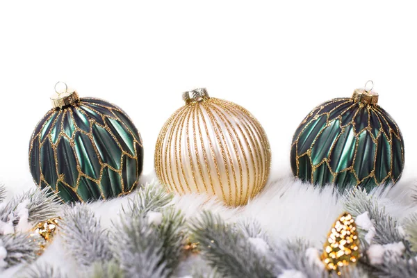 安排绿色和金色的圣诞装饰球 寒假概念 — 图库照片