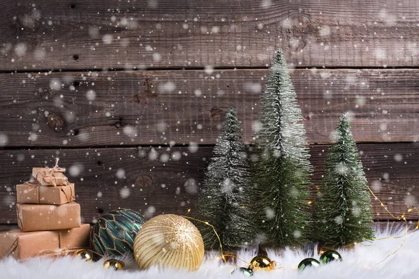 Vacances Hiver Avec Sapins Décoratifs Sur Fond Bois — Photo