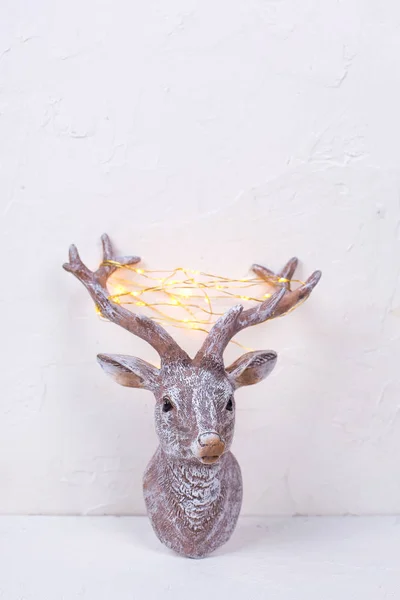装饰头新年驯鹿与仙女灯在鹿角在白色背景 — 图库照片