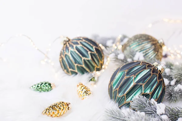 Dispuestas Bolas Decorativas Navidad Verdes Doradas Concepto Vacaciones Invierno — Foto de Stock