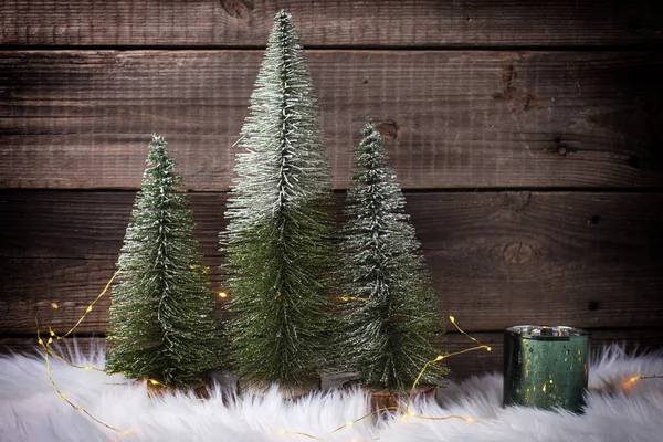 Vacances Hiver Avec Sapins Décoratifs Sur Fond Bois — Photo