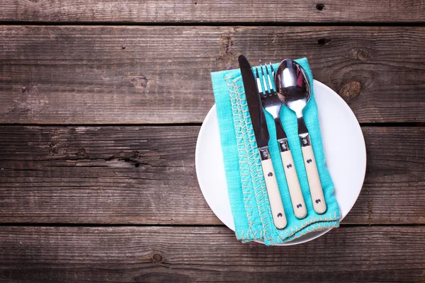 Top View Table Setting White Dinnerware Cutlery Wooden Tabletop — Stock Photo, Image