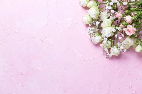 Bovenaanzicht Van Witte Gypsophila Bloemen Rozen Roze Achtergrond — Stockfoto