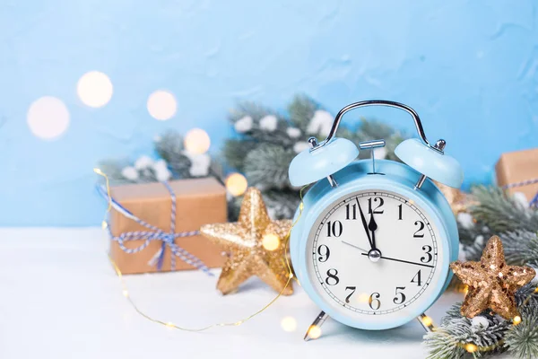 Conjunto Decorativo Navidad Con Reloj Despertador Azul — Foto de Stock