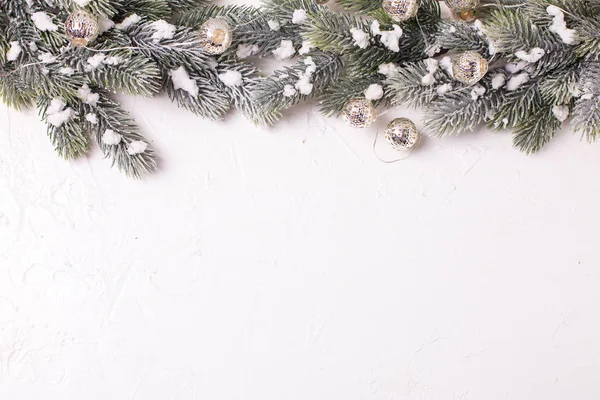 Vista Superior Ramos Árvore Ajuste Decorações Natal Fundo Branco — Fotografia de Stock