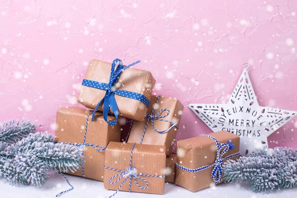 Csomagolt dobozok ajándékokkal, fenyőágakkal és karácsonyi szemekkel — Stock Fotó