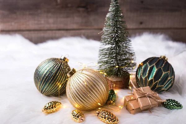 Sapin décoratif, boules dorées et vertes, boîtes avec cadeau — Photo