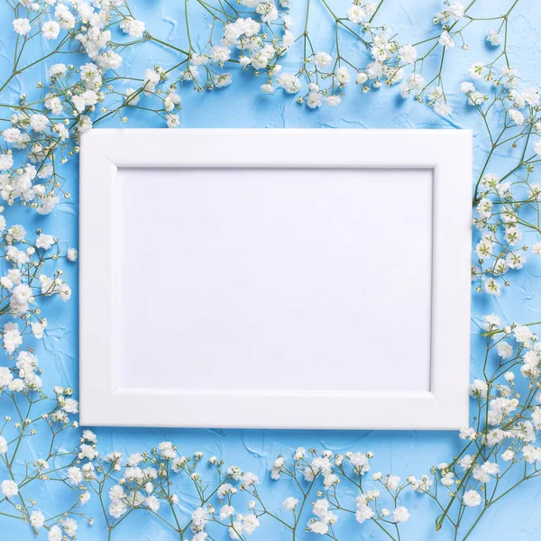 Пустая белая рамка и свежие белые цветы гипсофилы на голубой т — стоковое фото