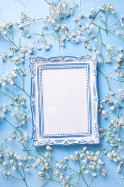 Boş vintage çerçeve ve taze beyaz alçı çiçekleri