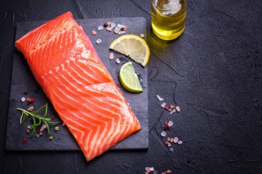 Taze somon veya alabalık biftek siyah dokulu bac üzerinde kayrak tahtası üzerinde