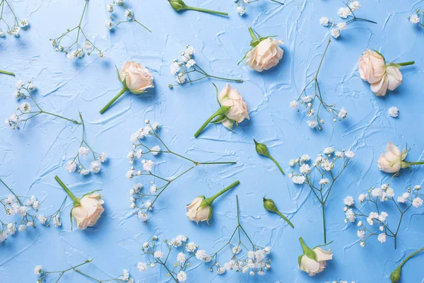 Padrão de gipsofila branco fresco e flores de rosa no tex azul — Fotografia de Stock