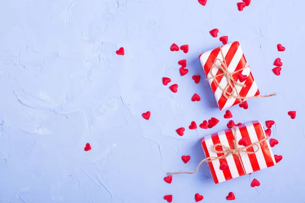 Ljusa lådor med presenter. Kärlek, bröllops koncept. — Stockfoto