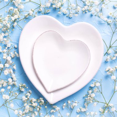 Kalpler ve taze beyaz alçı çiçeği şeklinde tabaklar 