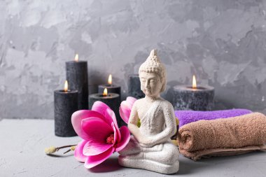Mumlar ve çiçeklerle spa ayarı.