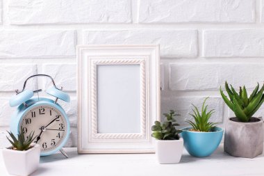 Boş çerçeve mockup ve sulu meyveler ve kaktüs bitkiler