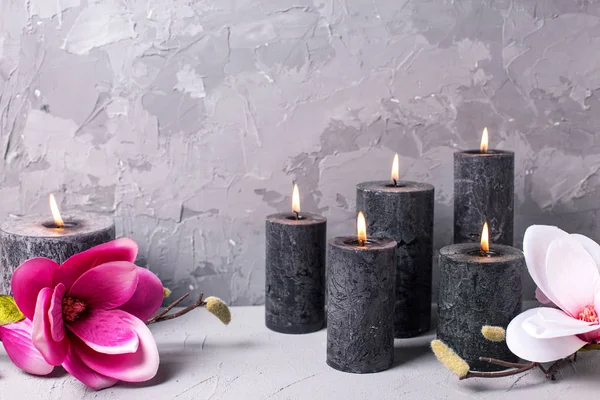 Ambiente de spa com velas e flores . — Fotografia de Stock