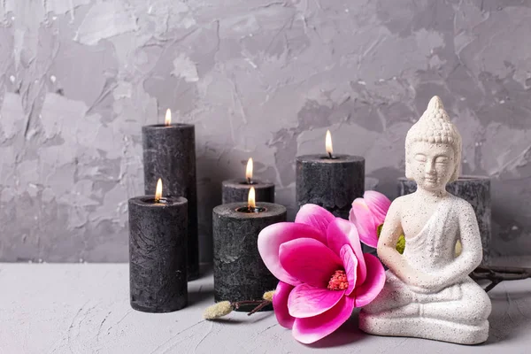 Budenleben mit Buddha, Kerzen und Magnolienblumen — Stockfoto