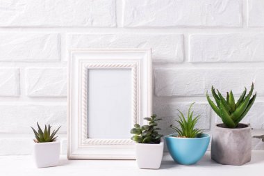 Boş çerçeve mockup ve sulu meyveler ve kaktüs bitkiler