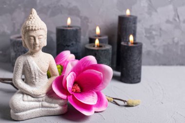 Buda, mumlar ve manolya çiçekleri ile duraklama yaşam