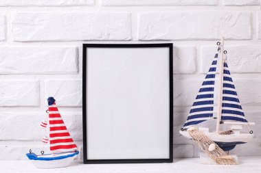 Boş siyah çerçeve mockup ve deniz süslemeleri