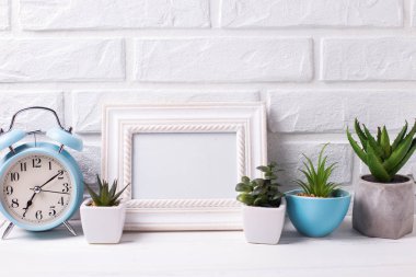 Boş çerçeve mockup ve sulu meyveler ve kaktüs bitkiler