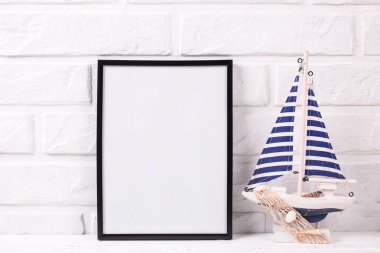 Boş siyah çerçeve mockup ve deniz süslemeleri